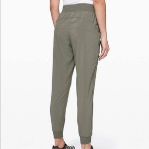 lululemon green joggers! Size 4